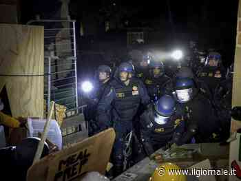 Ucla, blitz della polizia per sgomberare i pro-Gaza. Biden: "Contrario ad agenti nei campus"