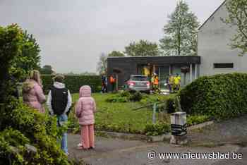 Oudere man wordt onwel achter het stuur en belandt in voortuin