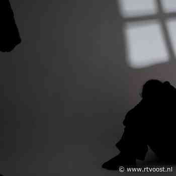 Veroordeelde voor doodschudden baby zit nu vast voor mishandeling van moeder dode kindje