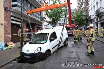 Auto zakt in wegverzakking in Sint-Gillis