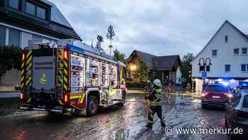 Überflutete Straßen und Keller nach Gewitter und Starkregen