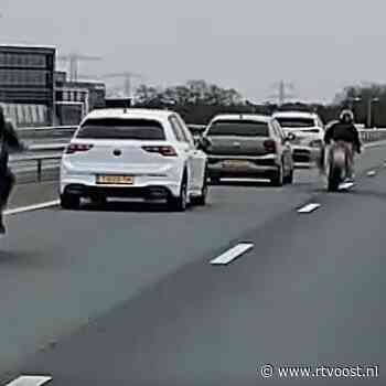 VIDEO | Oost op het Asfalt: bloedlinke slalom met motor, tussen de auto's door