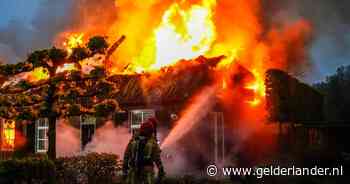 Jeroen ziet hoe zijn woning met rieten dak door blikseminslag in vlammen opgaat: ‘Het was de hardste klap die ik ooit heb gehoord’