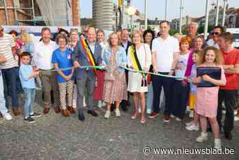 FOTO. Zonnige Tamboermarkt lokt veel volk, ook politici massaal van de partij