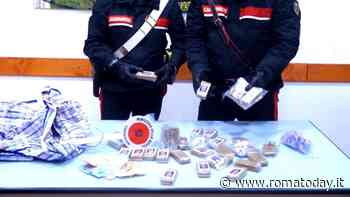 Quattro chili di hashish nel bagagliaio, bloccato corriere della droga