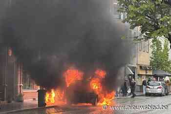 Geparkeerde wagen gaat in vlammen op vlak bij station