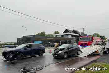 Drie personen naar ziekenhuis na ongeval met twee voertuigen