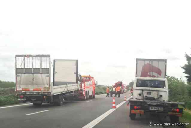 Gekantelde vrachtwagen zorgt voor verkeersinfarct op de E403