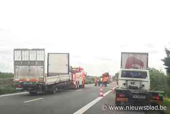 Gekantelde vrachtwagen veroorzaakt verkeersinfarct op E403