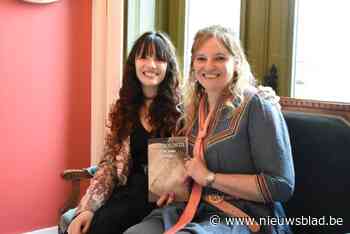 Tania (53) schrijft debuutroman om ‘bullebakcultuur’ te counteren: “Er zit veel van mezelf in dit verhaal”