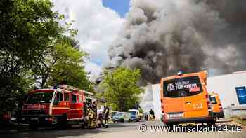 Großbrand in Berlin: Metall-Fabrik steht in Flammen – Feuerwehr warnt vor Giftwolke