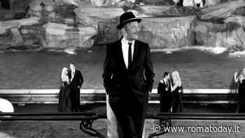 Fiorello omaggia Fellini a Fontana di Trevi (con un ospite speciale)