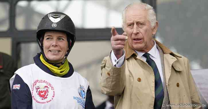 König Charles zeigt sich lachend bei Pferde-Sportturnier