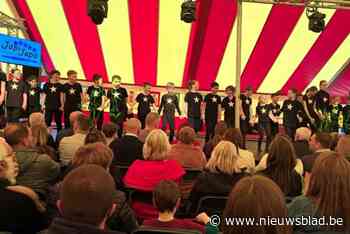 Kinderen vieren schoolfeest in echte circustent