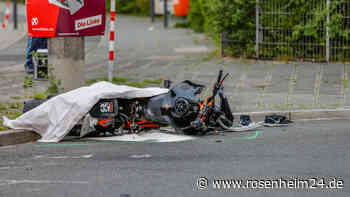 Biker verliert Kontrolle und rast frontal in Linienbus - jede Hilfe kommt zu spät