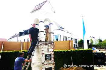 Trotse vrijwilliger plaatst Mariabeeld in heropgebouwde dorpskapel