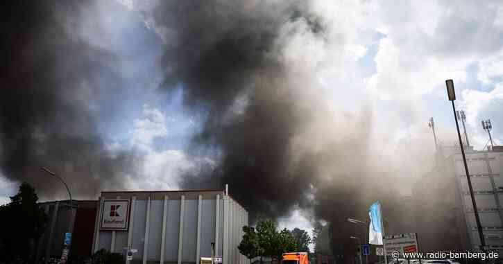 Rauchwolke durch Großbrand über Berlin – Feuerwehr warnt