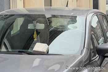 Wagen beschadigd nadat iemand steen door voorruit gooit: twee bestuurlijke aanhoudingen na massale vechtpartij met jongeren