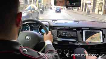 Minacciata con un bastone da un uomo si barrica nel Caf