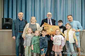 Provincie eert groene metamorfose GBS De Sleutelbloem met label ‘Groene Oases’: grijze tegels maken plaats voor buitenklas en wilgentunnel
