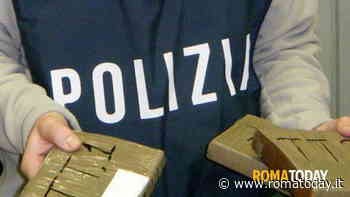 Spacciatore in smartworking, la cocaina venduta dal cancello di casa. Sequestrato mezzo chilo di droga