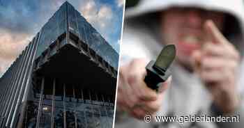 Straatrover Riad (27) loopt lachend rechtszaal uit na horen straf: ‘Jullie spelen met mensenlevens’