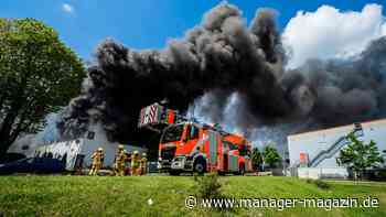 Diehl: Gebäude in Berlin brennt, Halle teilweise eingestürzt