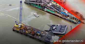 Geknakt schip is bijna helemaal gezonken en lekt olie • Woningblok ontruimd door brand in Gendt