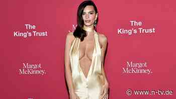 Ausschnitt bis zum Bauchnabel: Emily Ratajkowski macht wieder eine gute Figur