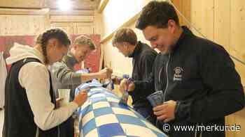 „Wahrzeichen unserer Ortschaft“: Hornsteiner Maibaum fast fertig - Größte Herausforderung steht noch an