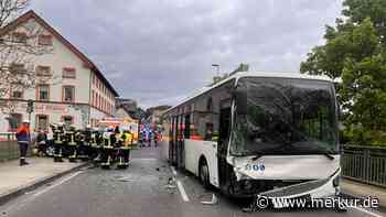Auto übersieht Schulbus: Fünf Menschen bei Unfall verletzt ‒ darunter Kinder