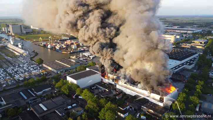 Brand in distributiecentrum wordt steeds groter: 'Zetten alles in'
