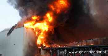 Vriesloods in Oss verloren gegaan door enorme brand, grote vlammen en rookwolken in wijde omtrek te zien