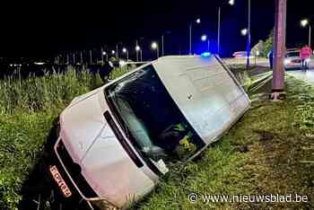 Bestelwagen belandt in gracht naast afrit E403: chauffeur naar ziekenhuis