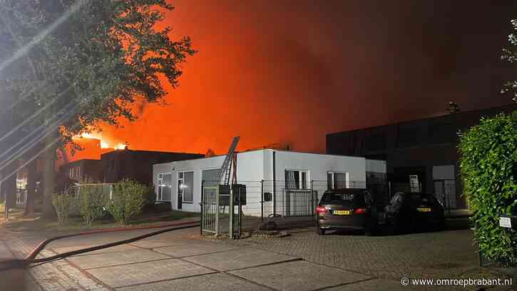 Buurtbewoners kunnen hun huis vannacht niet in door grote brand in Oss