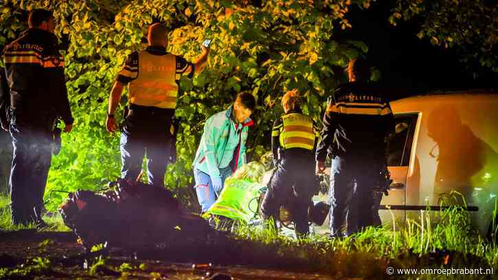 Bestelbus crasht, bestuurder en motorblok uit auto geslingerd