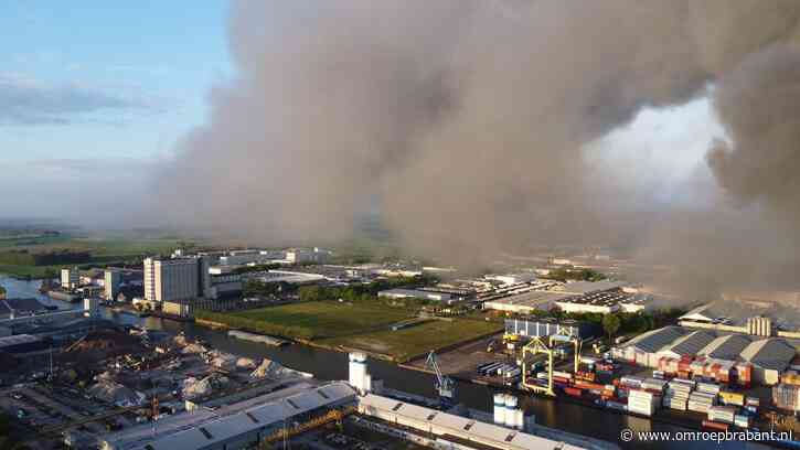 Distributiecentrum verwoest, brand is na 24 uur nog niet onder controle