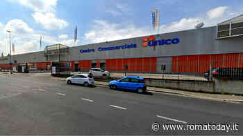 Insulta agenti e prova a investirli al parcheggio del centro commerciale