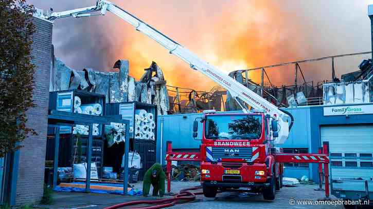 Stukjes zonnepaneel voorzichtig opruimen, grote brand gaat langzaam uit