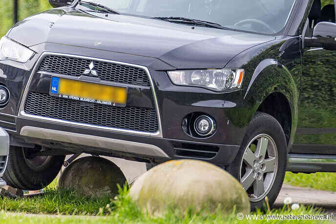 #Mijdrecht - Automobilist stuurt auto betonblok op in Mijdrecht