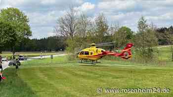 Schwerer Unfall auf RO42: Motorradfahrer kommt vom Straße ab und prallt gegen Baum