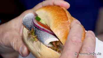 Von Bismarckhering bis Lax: Ostseeküste feiert Fischbrötchen in allen Varianten