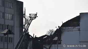 Nachlöscharbeiten in Berlin: Feuerwehr gibt Entwarnung, was Brandgase angeht