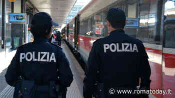 Sul treno senza biglietto si scaglia contro gli agenti a calci e pugni