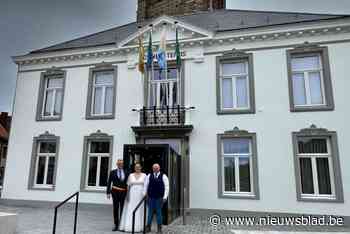 Axelle en Jeffrey geven eerste jawoord in vernieuwd Oud Gemeentehuis