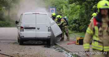 Bestelbus die al weken langs de weg zou staan in brand gevlogen, politie gaat uit van brandstichting