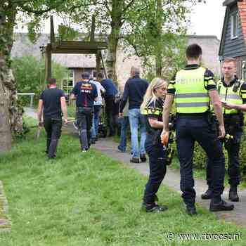 Omstanders redden man uit water in Giethoorn, met spoed naar ziekenhuis