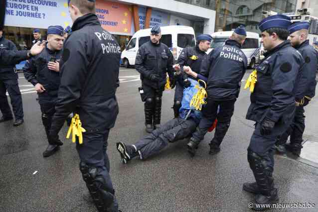 Politie arresteert tientallen manifestanten van Extinction Rebellion na blokkade van Brusselse Belliardstraat: “Buitensporig geweld”