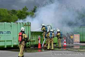 Perscontainer met papier en karton vat vuur