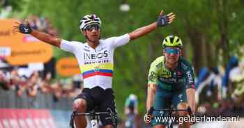 Jhonatan Narváez verrast topfavoriet Tadej Pogacar bij slagveld in eerste Giro-rit en pakt roze trui